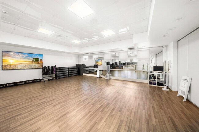 Building Photo - 4775 Collins Ave