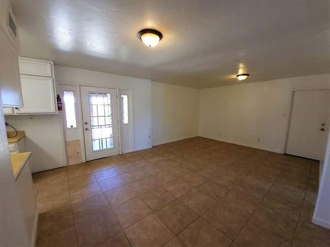 Building Photo - EXCELLENT VALUE ON THE PHOENIX/TEMPE BORDER!