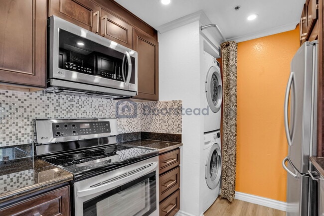 Building Photo - 2709 Oak Road Unit E