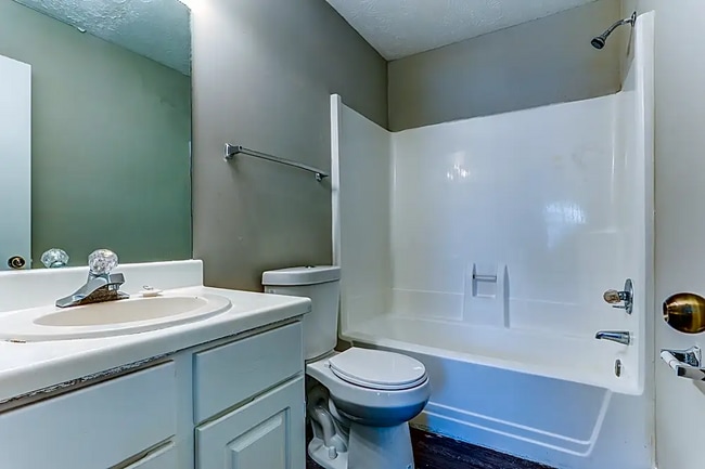 Building Photo - 418 Creekview Ct