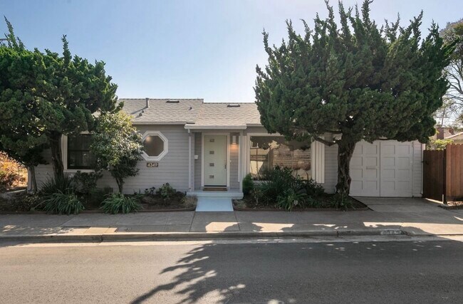 Primary Photo - 4349 Hyacinth Ave