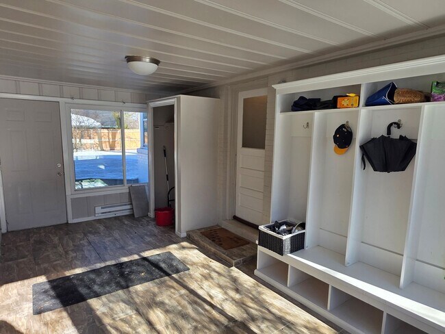 Building Photo - Updated 3-Bedroom Single- Family Home in Fox Point