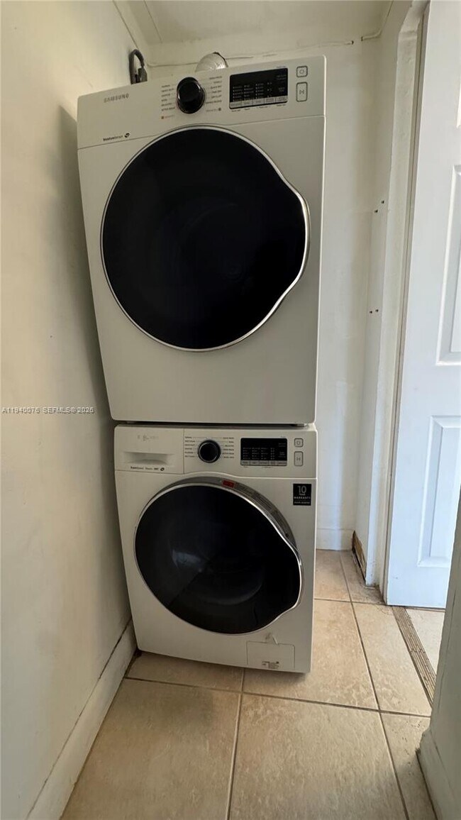 Building Photo - 8650 SW 109th Ave