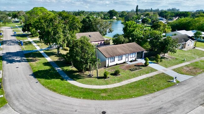Building Photo - 1049 Grandview Cir