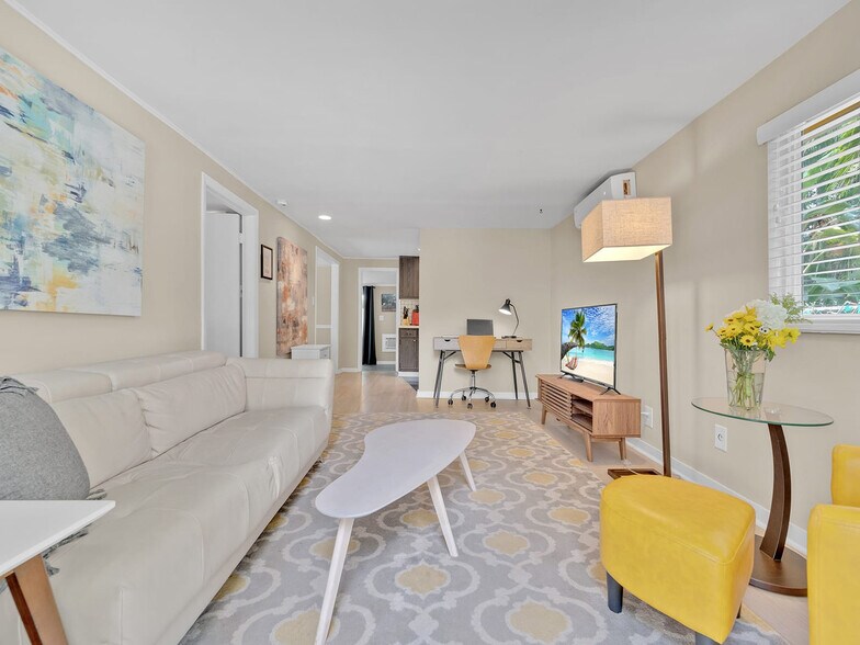 Building Photo - 1034 NE 36th St