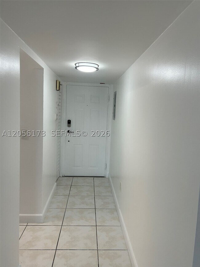 Building Photo - 10000 NW 80th Ct