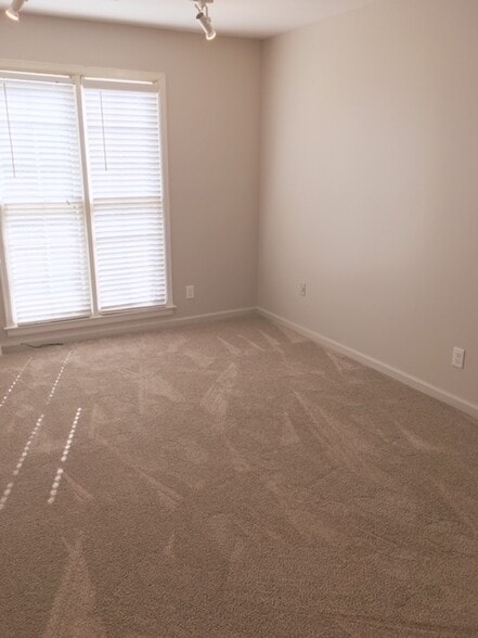 Building Photo - 2028 Hazel Hedge Ln