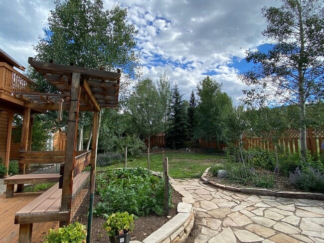 Building Photo - Extended Winter Rental!  Beautiful 3bed/2 ...