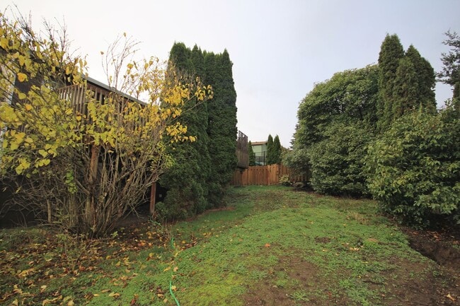 Building Photo - Beautiful 3 Bedroom Tri-Level Home In Federal Way!