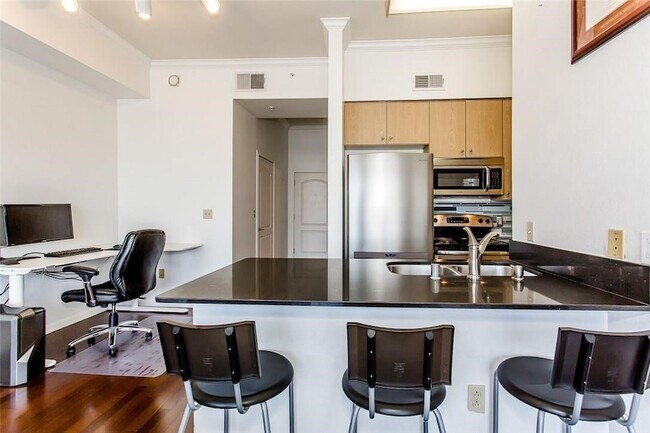 Building Photo - 3225 Turtle Creek Blvd Blvd