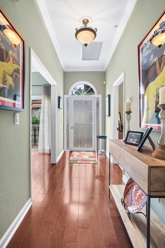 Building Photo - ** OLDE NAPLES ** 3 BED + DEN / 3 BATH - GARAGE - WALK TO BEACH & DOWNTOWN - SHORT TERM RENTAL