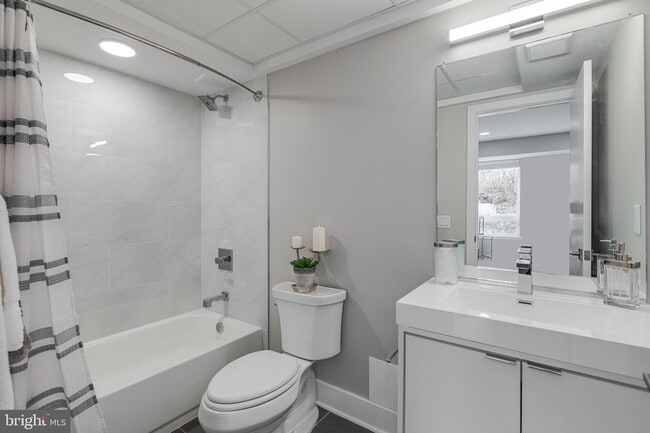 Building Photo - 1952 Bryn Mawr Ave