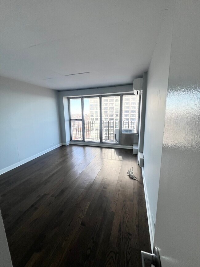 Building Photo - 1960 N Lincoln Park W