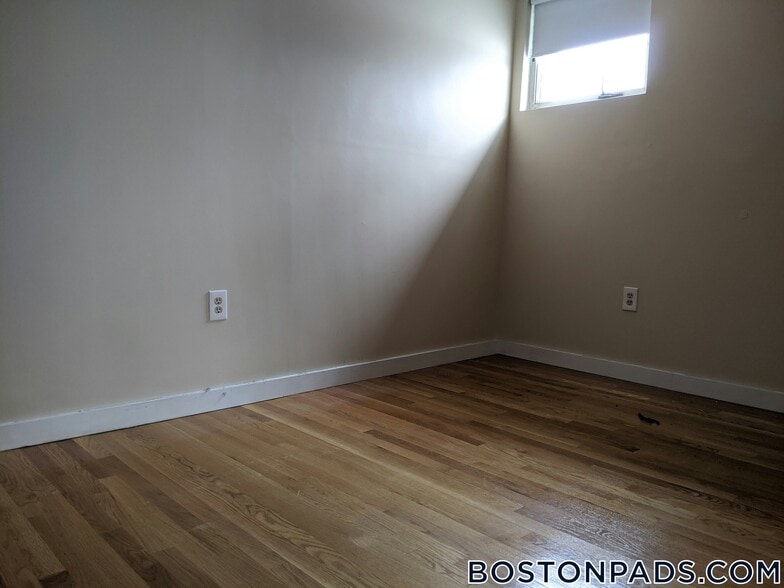 Building Photo - 385 Dorchester St