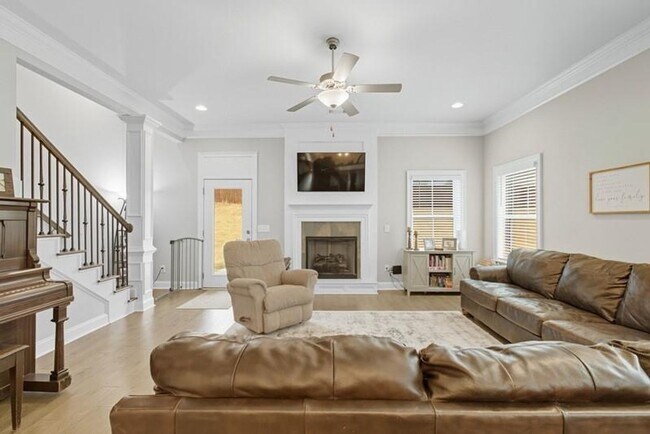 Building Photo - Exceptional Home in Donahue Ridge!
