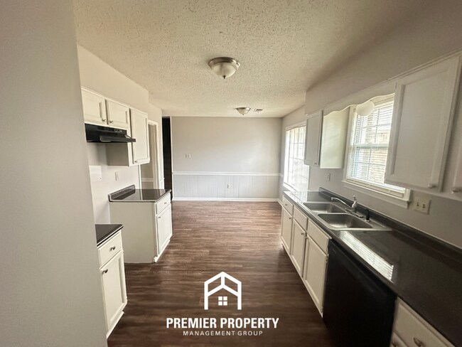 Building Photo - 6764 Henredon Dr