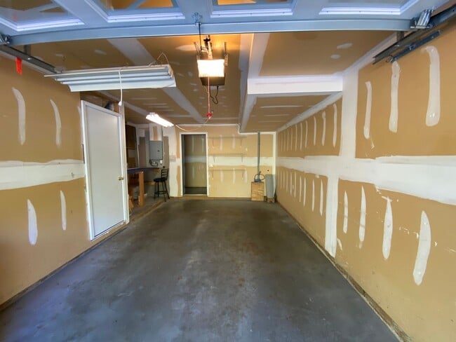 Building Photo - Beautiful Condo in Quiet Community in Manchester!