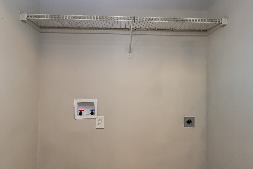 Building Photo - 7039 Lowen Rd