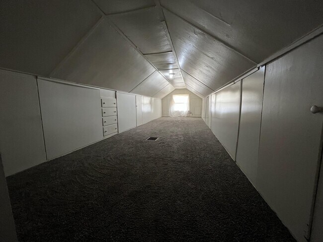 Building Photo - 1942 Barrows St