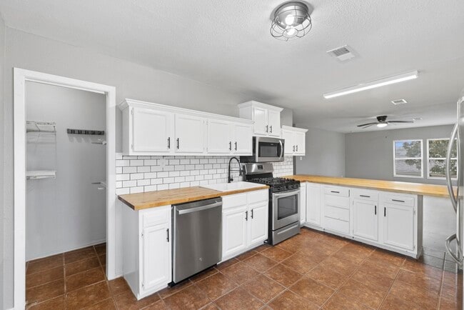Primary Photo - 5313 Perry Ave