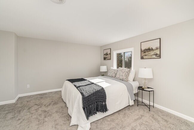 Building Photo - 28 W Main St