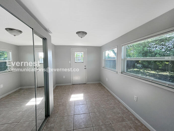 Building Photo - 3034 Primrose Dr