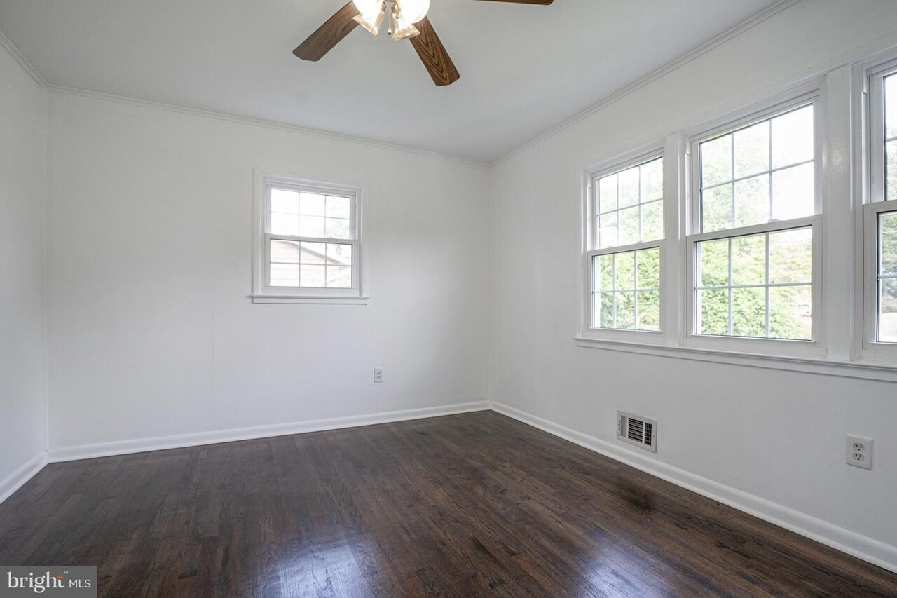 Building Photo - 4809 Camelot St
