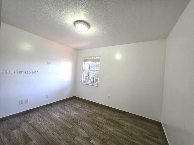 Building Photo - 640 Rock Hill Ave