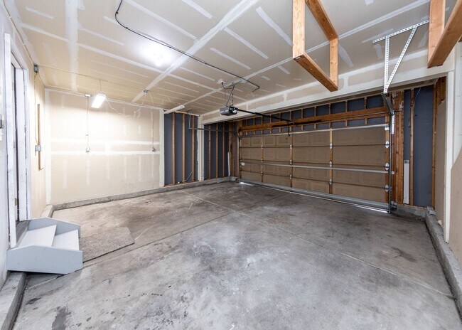 Building Photo - Newly Updated 4 Bed Home Centrally Located