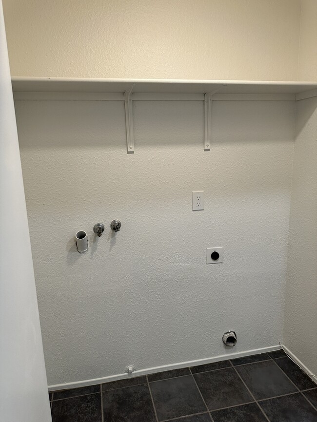 Building Photo - Modesto 3 Bed 2 Bath 2 Car Garage HOA Swim...