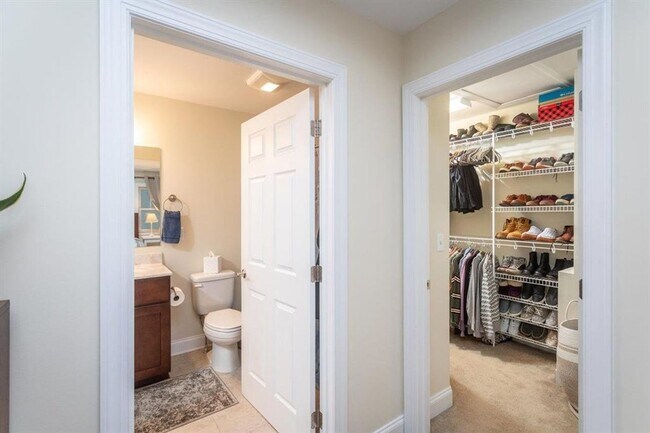 Building Photo - Spacious Townhouse with BONUS THEATER ROOM