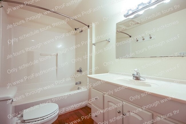 Building Photo - 3232 N Michigan Ave