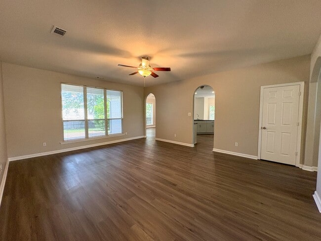 Building Photo - 4 bed, 3 bath in Bartlett with a BONUS room