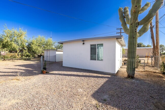 Building Photo - Tour this Private Marana Casita Today! Uni...