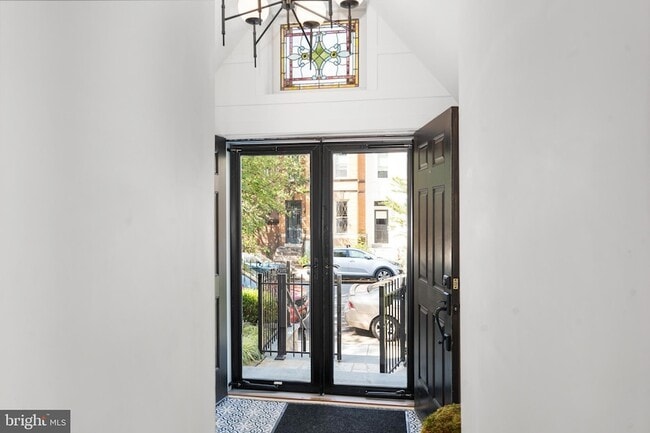 Building Photo - 1015 D St NE