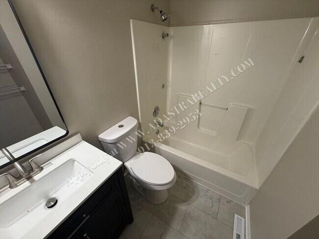 Building Photo - Beautiful Townhome in Olathe-Available NOW!!