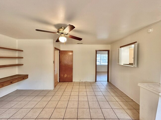 Building Photo - Discover this 3/2 home located in Mid-town...
