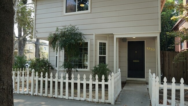 Primary Photo - Charming 2 bed, 2.5 ba, 1250 sq. ft. duple...