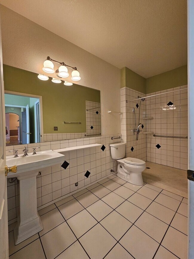 Building Photo - Spacious 2 Bedroom 2 Bath Condo - Close To Buckley AFB, DIA, DTC - Garage