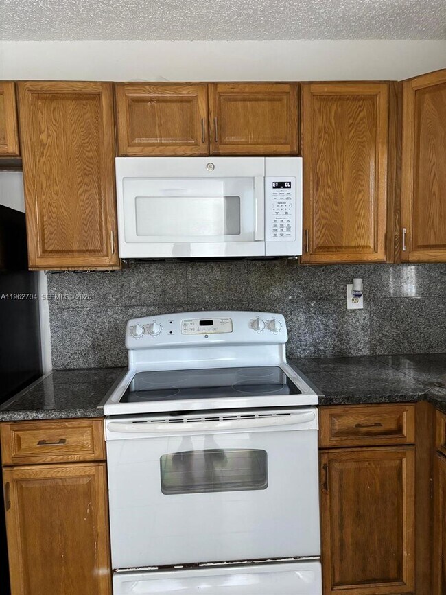 Building Photo - 2710 W 76th St