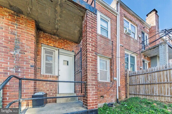 Building Photo - 905 19th St NE