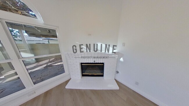 Building Photo - Beautiful 3BD 3.5BA Townhome in Newport Heights