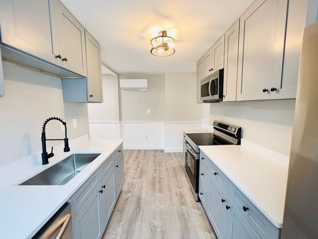 Building Photo - NEWLY RENOVATED PENTHOUSE UNIT WITH PARKIN...