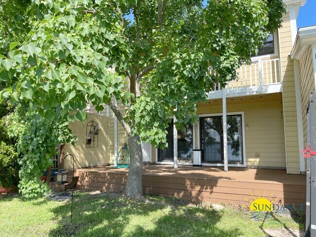 Building Photo - Stunning 3 Bedroom Townhome in Shalimar!
