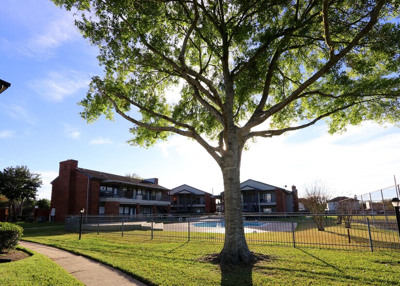 Building Photo - 8800 Westplace Dr