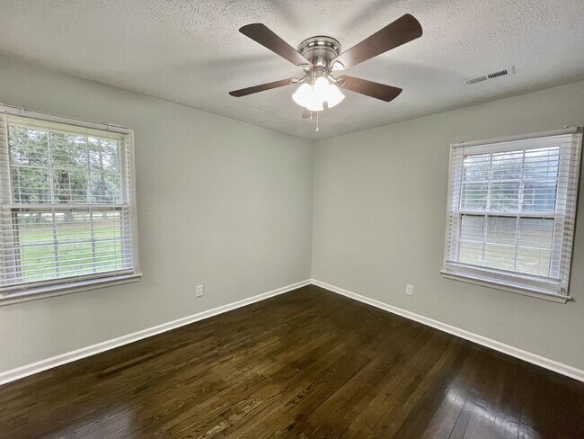 Building Photo - 3 Bed, 2 Bath Nest Near Cape Fear Valley