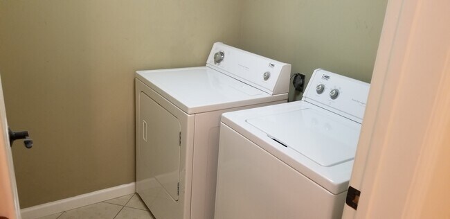 Building Photo - 746 Amsterdam Ave NE