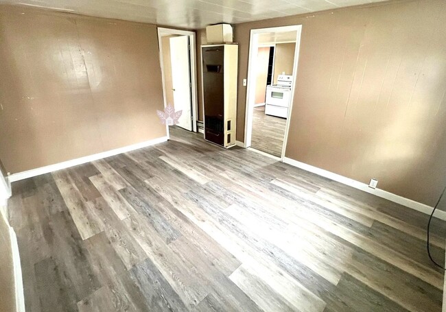 Building Photo - Cozy & Quiet 3BR Home with LVP Flooring