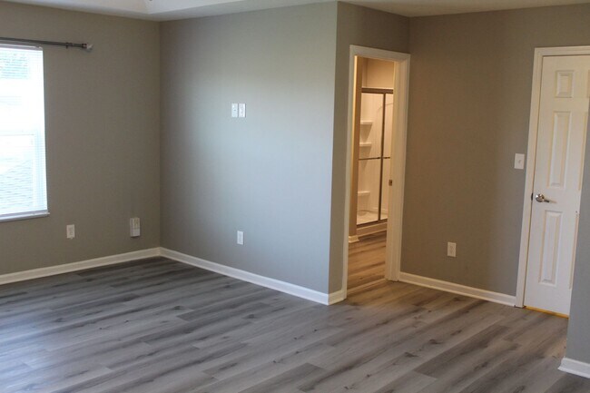 Building Photo - Spacious 5 Bedroom Home in Avon.