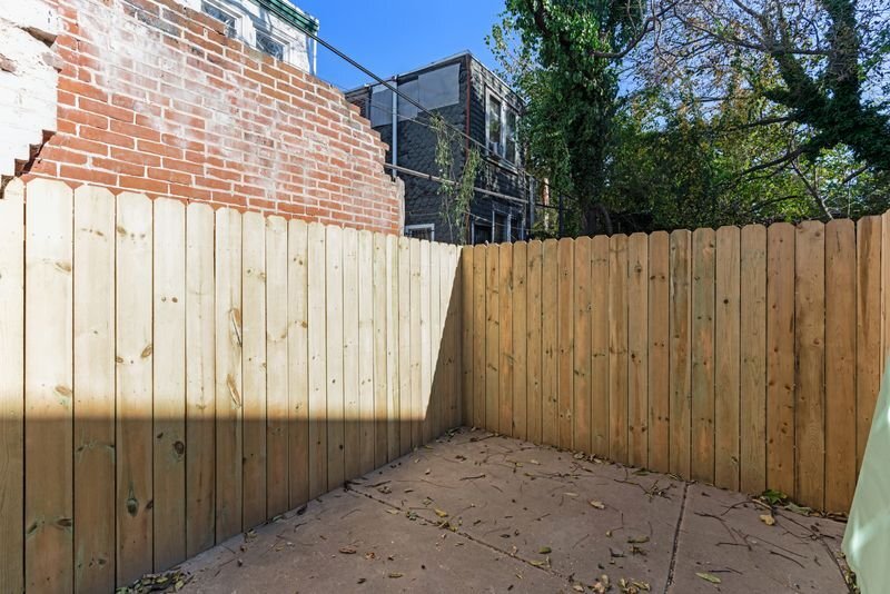 Building Photo - 308 W Queen Ln